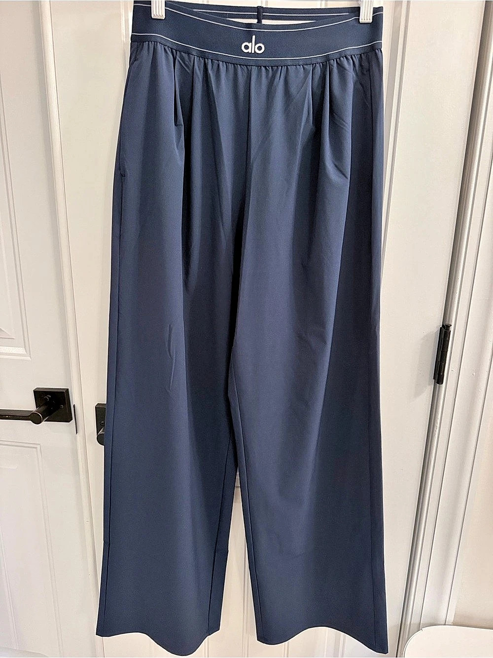 alo The Suit Up Trouser in Navy Size Small Like New